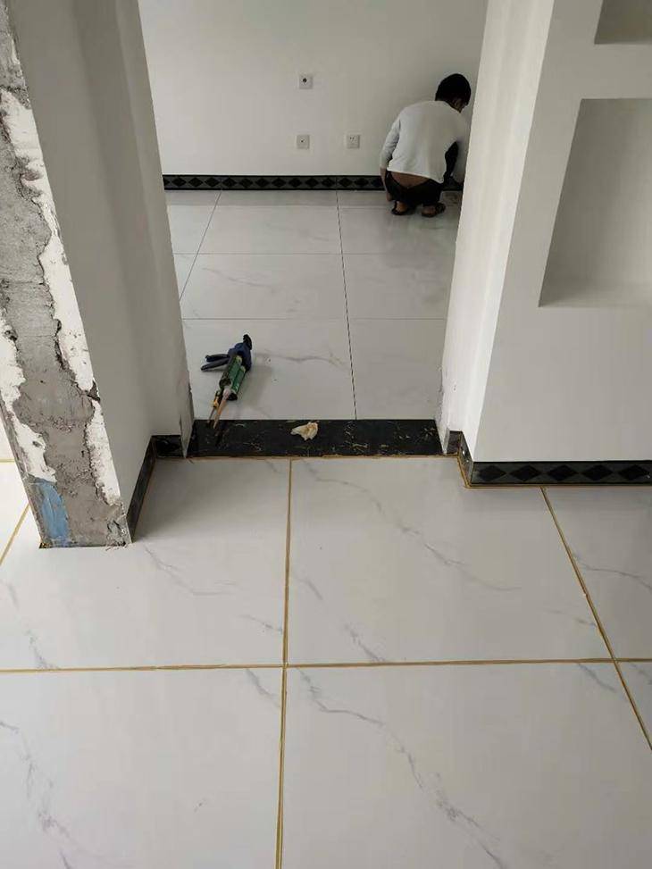 瓷砖没贴齐怎么处理(瓷砖没有贴好怎么敲掉)